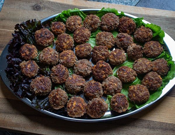 Frikadellen mit Möhrchen auf Platte