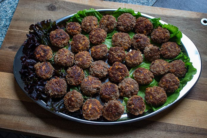 Frikadellen mit Möhrchen auf Platte