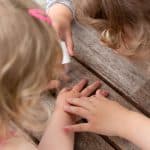 Kindernagellack im Test - Kinder beim Finger anmalen