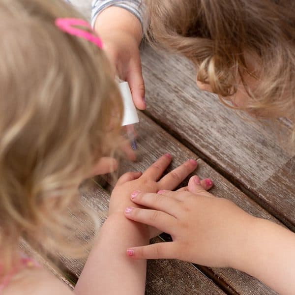 Kindernagellack im Test - Kinder beim Finger anmalen