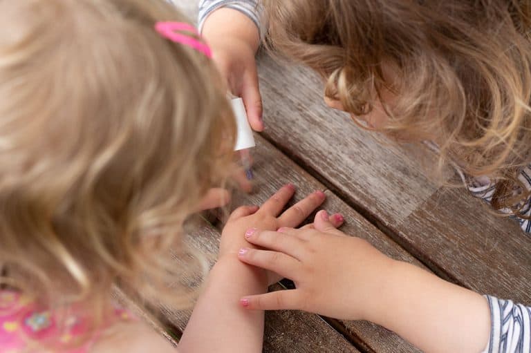 Kindernagellack im Test - Kinder beim Finger anmalen