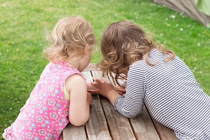 Kindernagellack Auftragen bei der Schwester