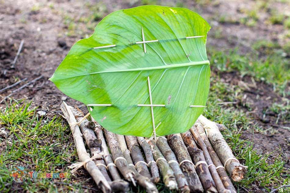 Blatt vom Floß am Mast anbringen