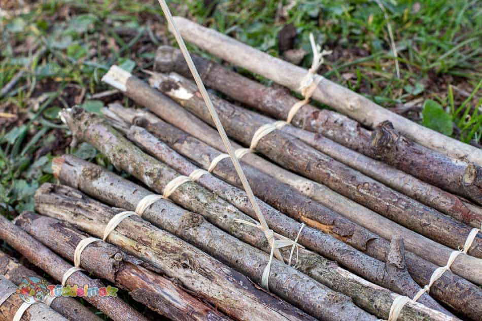 Floß bauen: Den Mast aufstellen