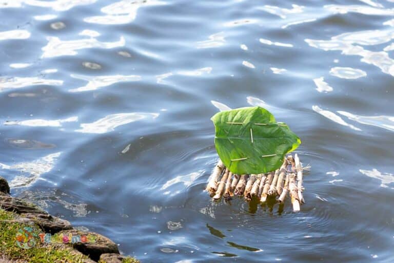 Floß bauen: Titelbild mit Floß im Wasser