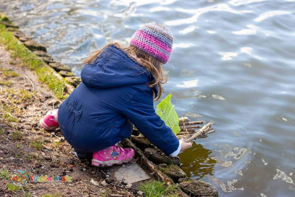 Selbstgebautes Floss zu Wasser lassen