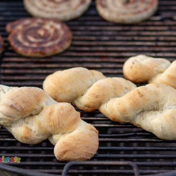 Grillbrot: Selbstgemachtes Knoblauchbrot auf dem Grill