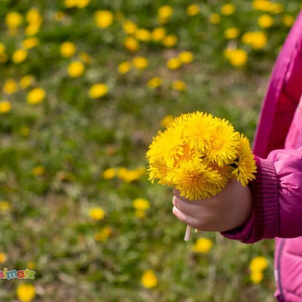 Muttertag Geschenkideen - Kind mit Blumen