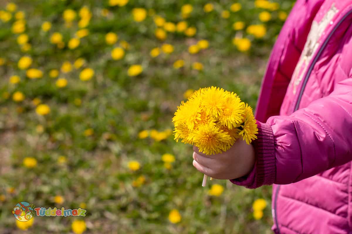 Muttertag Geschenkideen - Kind mit Blumen