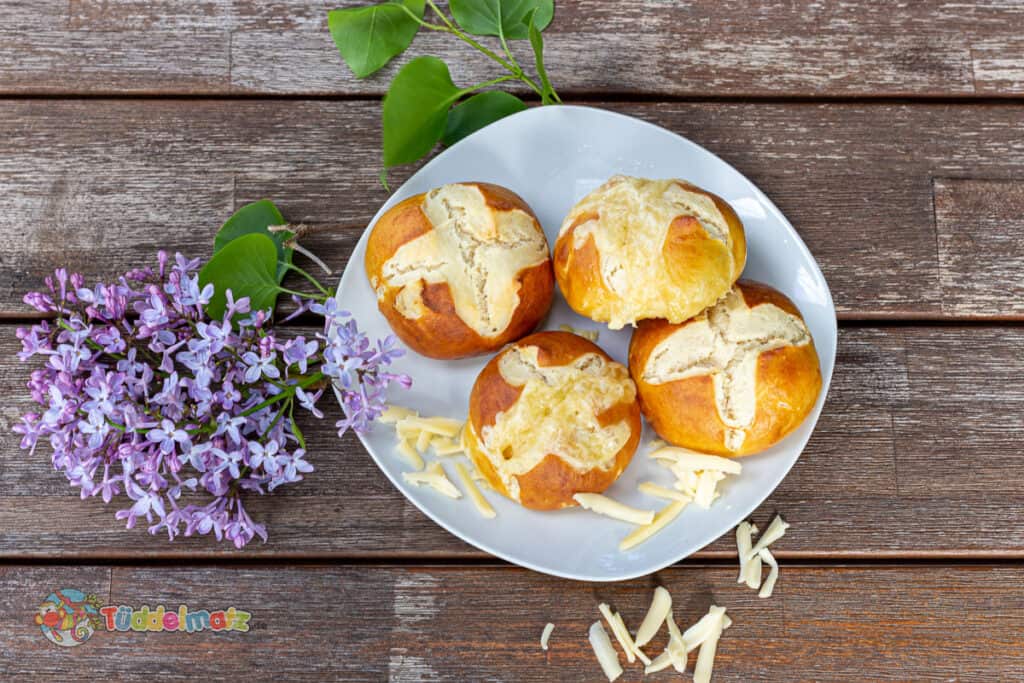 Laugenbrötchen mit Käse von oben