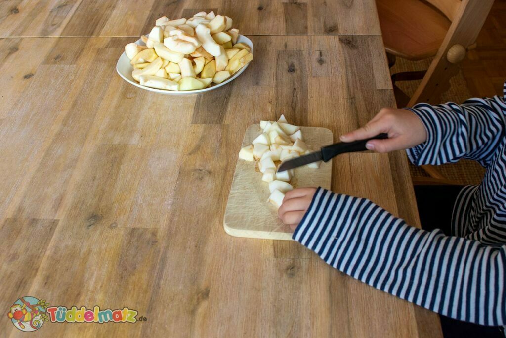 Apfelmarmelade selber machen - Die Kinder schneiden die Äpfel