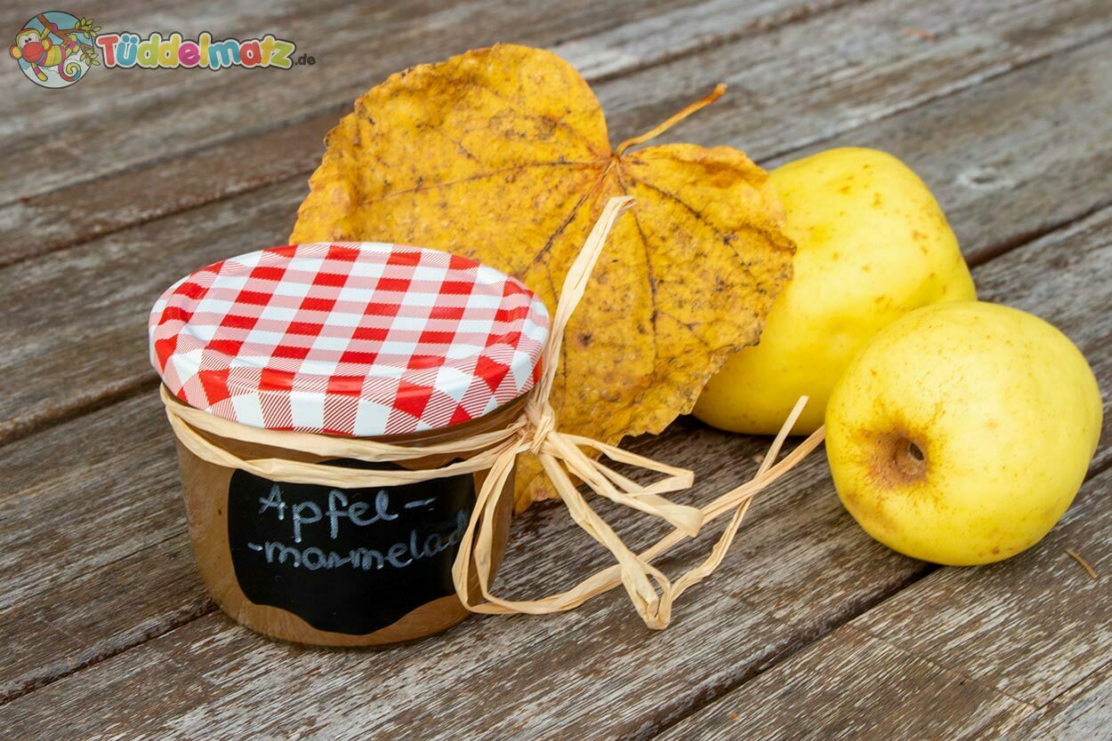 Selbstgemachte Apfelmarmelade mit Äpfeln und Blatt dekoriert